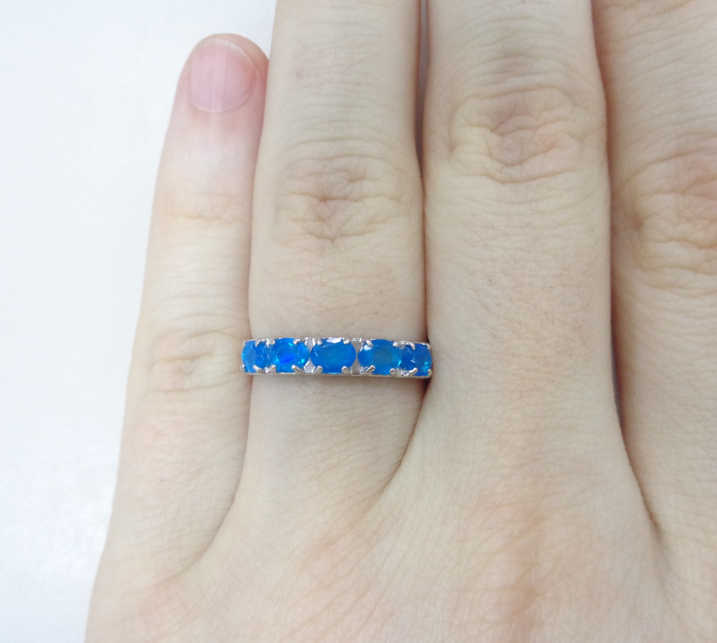 Серебряное кольцо с голубыми опалами